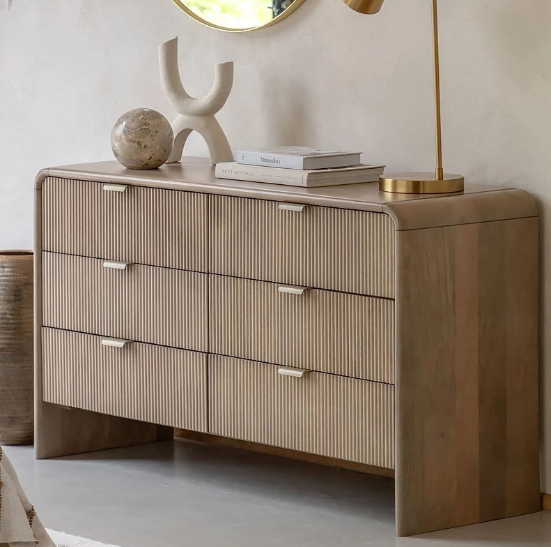 Шкафче Равелстон с 6 чекмеджета, мангово дърво и месинг, 135x45x75 см